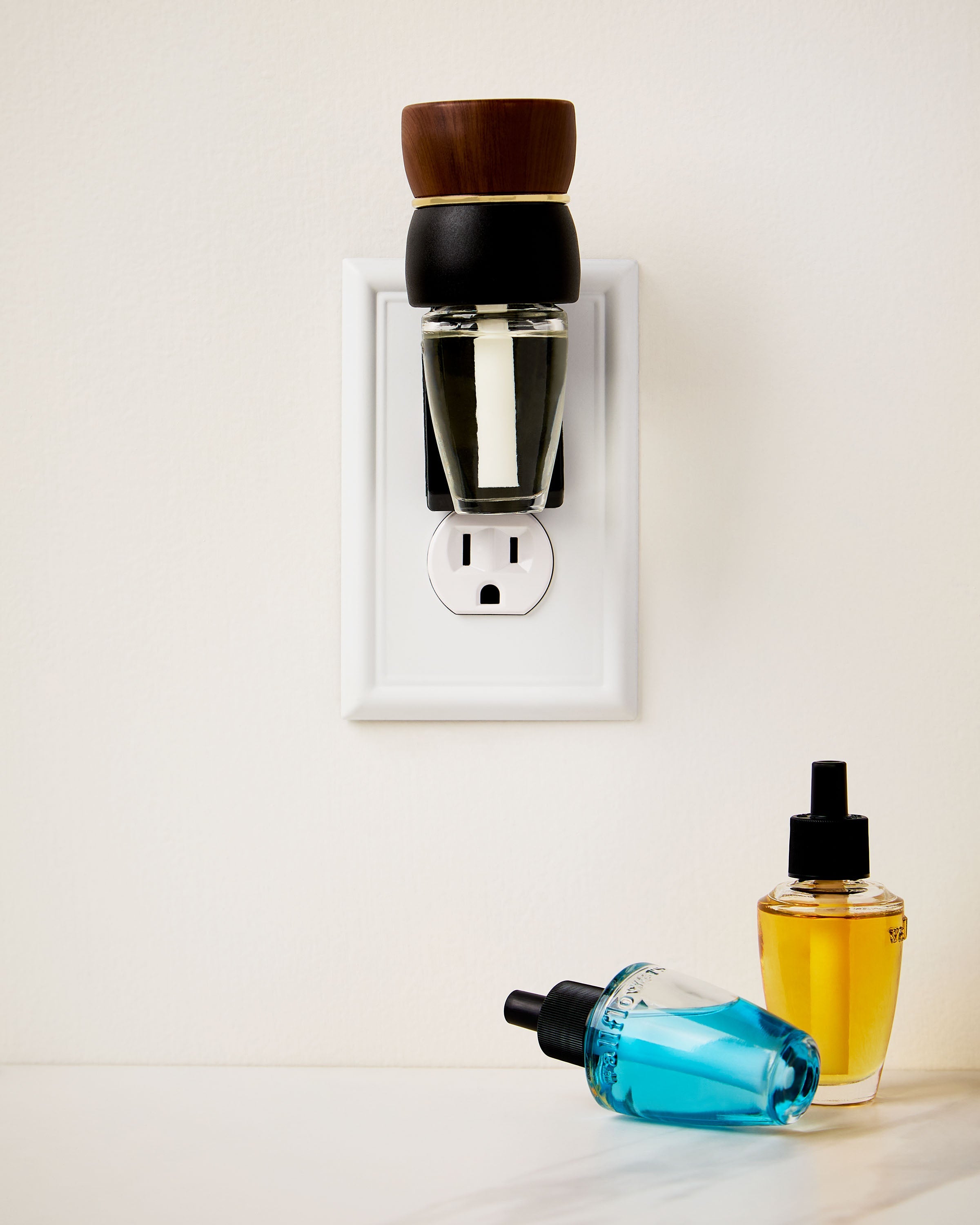 Black Hourglass Scent Control&trade; Wallflowers Fragrance Plug