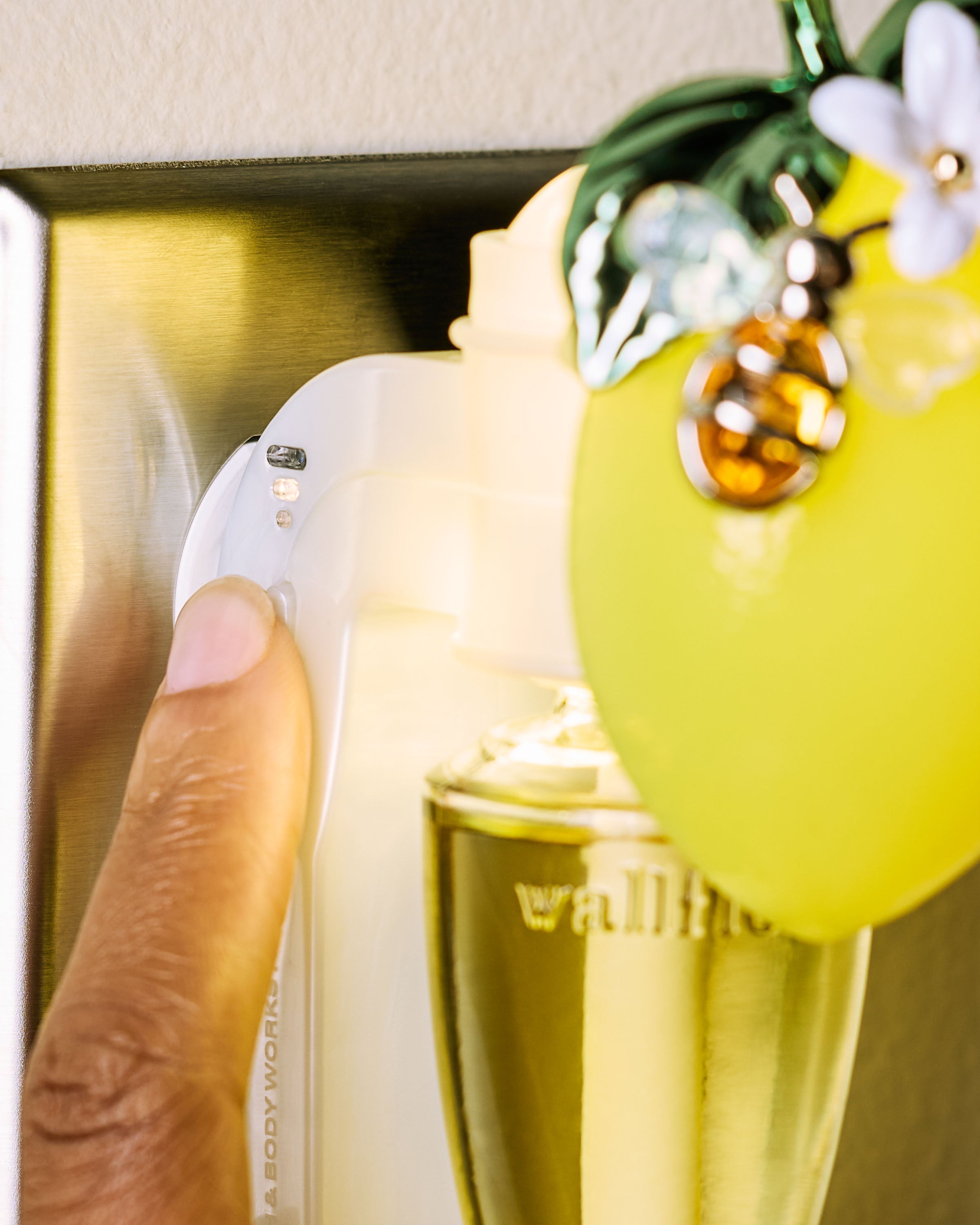 Bee on Lemon Scent Control&trade; Nightlight Wallflowers Fragrance Plug